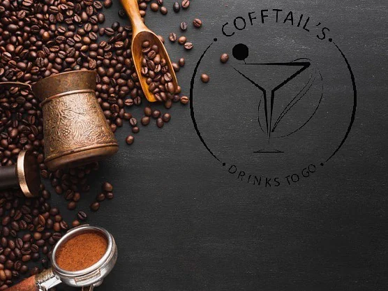 Boabe de cafea de specialitate, cezve și portafiltru, lângă emblema Cofftails